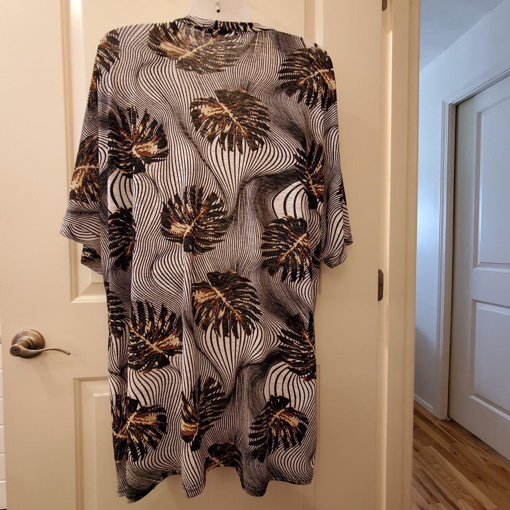 ROYAL ROSE Leaf Design Kimono - Picture 2 of 3